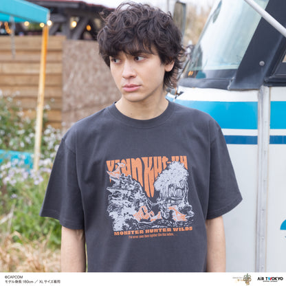 『モンスターハンターワイルズ』シーンイラストTシャツ 2（イャンクック）